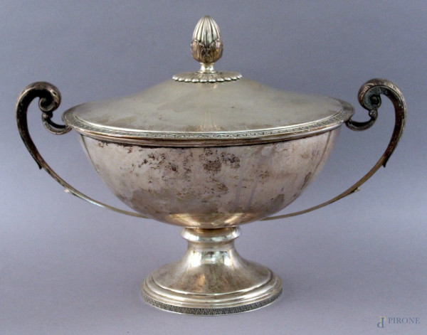 Zuppiera in argento a due manici a forma di foglie d&#39;acanto, altezza 29 cm, gr. 2120.