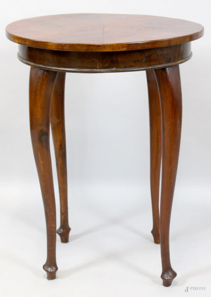 Tavolino di linea tonda in mogano, poggiante su quattro gambe mosse, altezza 75 cm, diametro 57,5 cm.