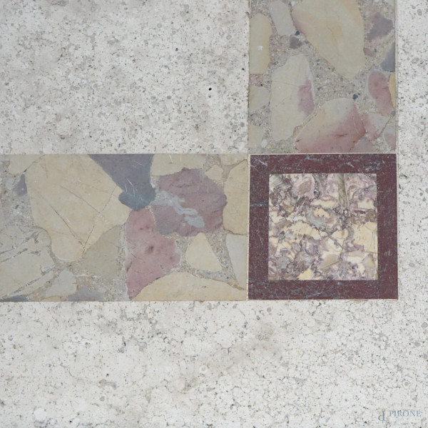 Tavolo con piano rettangolare in marmo policromo con decori geometrici e due scacchiere, poggiant...