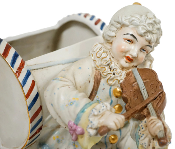 Gruppo in porcellana policroma raffigurante musicisti, XX secolo, marca sotto la base, cm h 27