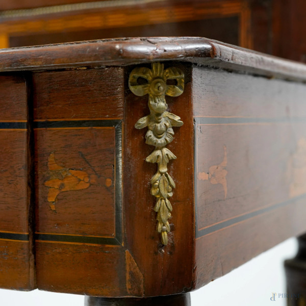 Mobile scrittoio in legno intarsiato in varie essenze, con piano in marmo a un cassetto e corpo s...