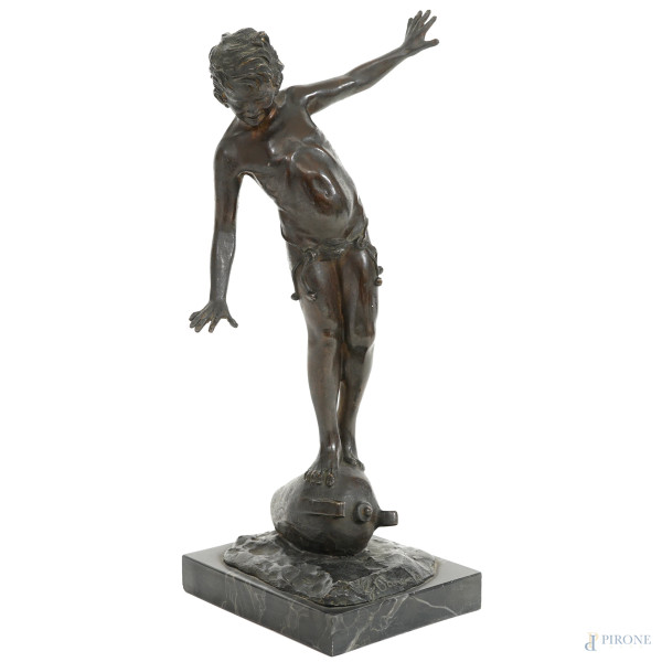 Scultura in bronzo raffigurante un acquaiolo, su base in marmo, firmata G. Parente, altezza cm 30