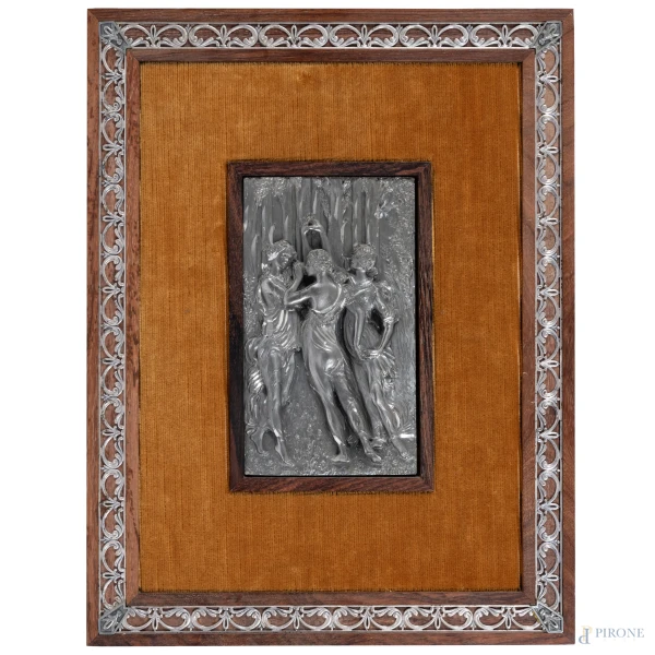 Rilievo in metallo argentato raffigurante le tre Grazie, XX secolo, cm 17x10, firmato in basso a destra "Trezza", entro cornice
