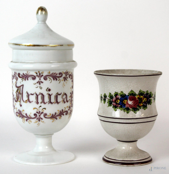 Lotto di un barattolo in opalina ed un vasetto in ceramica policroma, altezza max cm 20, XX secolo