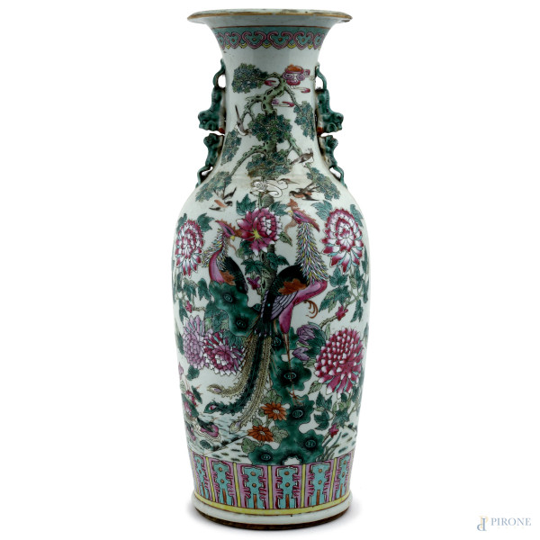 Grande vaso in porcellana bianca con raffigurazione policroma di volatili tra fiori e vegetazione, decori laterali a rilievo a foggia di cani di Pho, Cina, XX secolo, altezza cm 62, (segni di usura, piccoli difetti di cottura, consunzioni e sbeccature all'orlo)