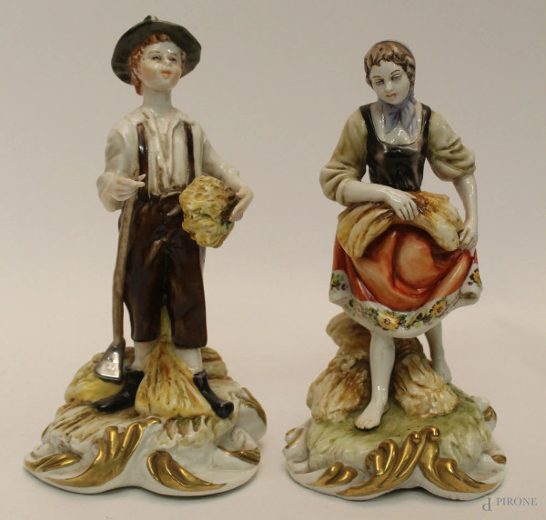 Coppia di fanciulli, sculture in porcellana, H 20 cm, marcati Capodimonte.