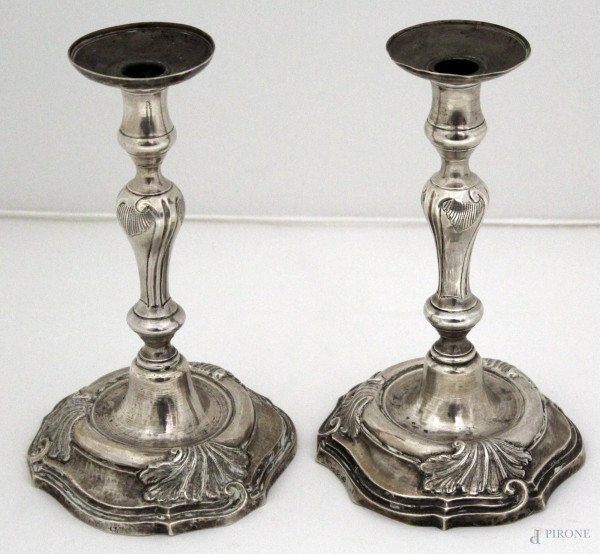 Coppia di candelieri in argento cesellato ad una luce, Napoli, XVIII sec., H 22 cm, gr 640.