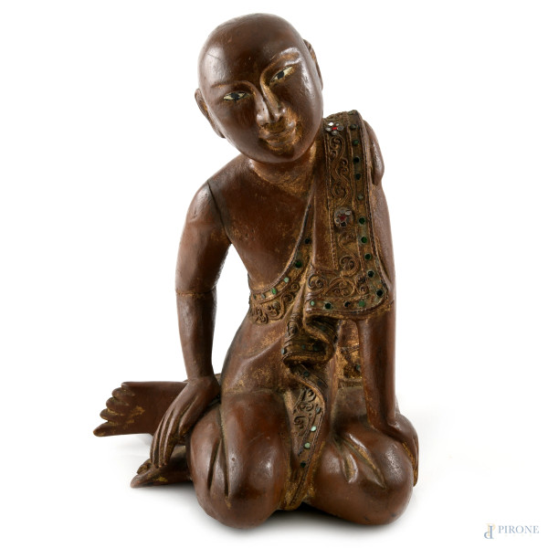 Scultura in legno e materiali vari raffigurante giovane monaco mediorientale, XX secolo, altezza cm 32, (segni di usura, scalfiture, difetti)