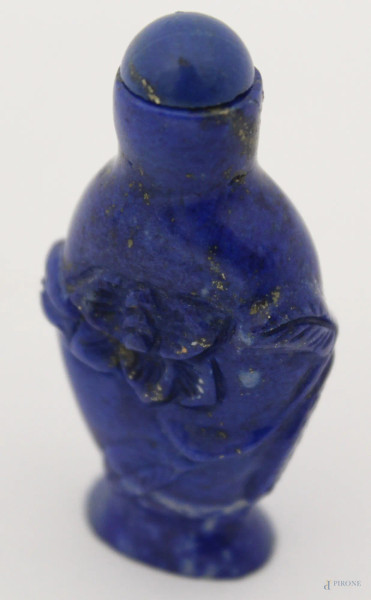 Snuff bottle in lapislazzulo con fiori a rilievo, Cina, XX sec., H 6 cm.