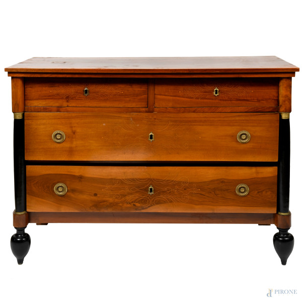Comò stile impero in noce con rifiniture in bosso, fornte a quattro cassetti con inserti bronzei,...