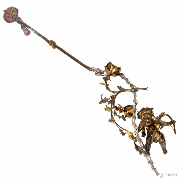 Lampadario a tre luci in bronzo e metallo dorato e argentato a foggia di amorino su scala tra le rose, XX secolo, altezza cm 144 circa, (segni di usura, difetti, da revisionare)