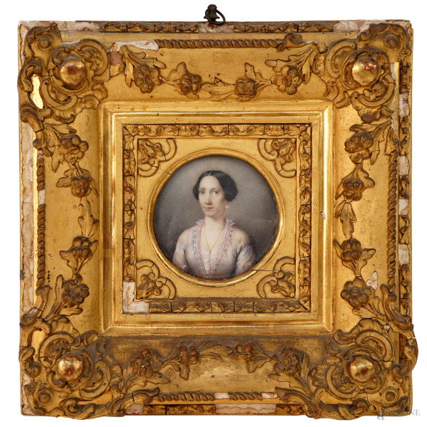 Miniatura raffigurante nobildonna, XIX secolo, tecnica mista su carta, cm 6,5x6,5 entro cornice, (difetti)