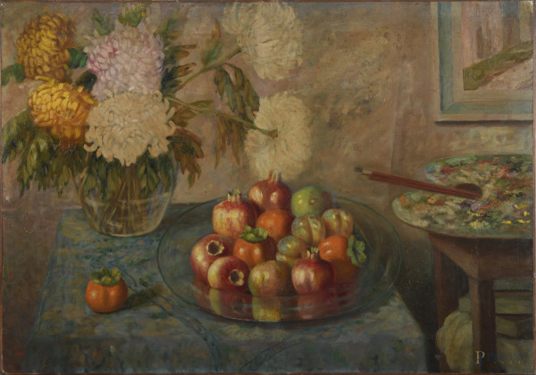 Natura morta di melograni, fiori e tavolozza, XX secolo, olio su tavola, cm 71x101, firmato in  basso a sinistra, entro cornice, (segni di usura, abrasioni)