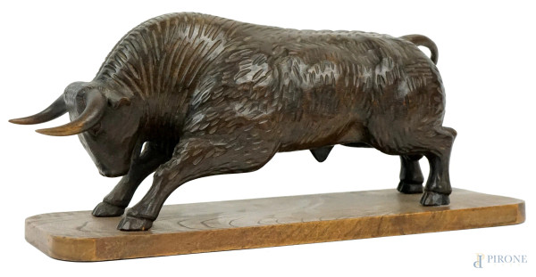 Bisonte, scultura in legno scolpito, XX secolo, cm h 13x28x10