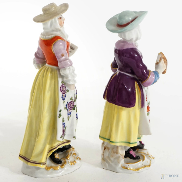 Lotto di due sculture in porcellana policroma rappresentanti due fanciulle, Meissen, XIX secolo, ...
