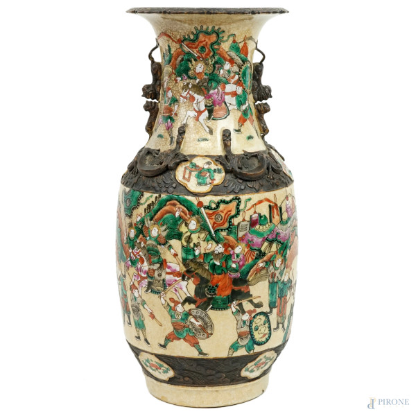 Vaso in porcellana a smalti policromi, arte orientale, inizi XX secolo, decorato a tutto corpo da una rappresentazione di nobili e Samurai, anse zoomorfe, cm h 45, (difetti)