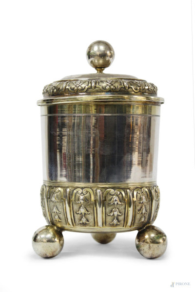 Coppa, Augsburg XVIII sec, in argento con fasce sbalzate a motivo vegetale, poggiante su tre piedini sferici, interno a vermeille, gr 617, H 21 cm.