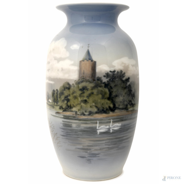 Vaso in ceramica Royal Copenaghen Denmark decorata con chiesa sulle rive di un fiume, seconda metà del XX secolo, difetti, altezza cm 33