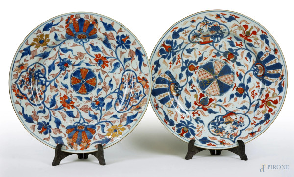 Coppia di piatti in porcellana con decori policromi di fiori e frutta, diam. cm 35, arte orientale, XX secolo, (difetti).