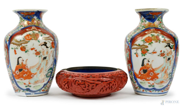 Coppia di vasetti in porcellana policroma e posacenere in lacca rossa, arte orientale, XX secolo, alt. max cm 12,5, (difetti)