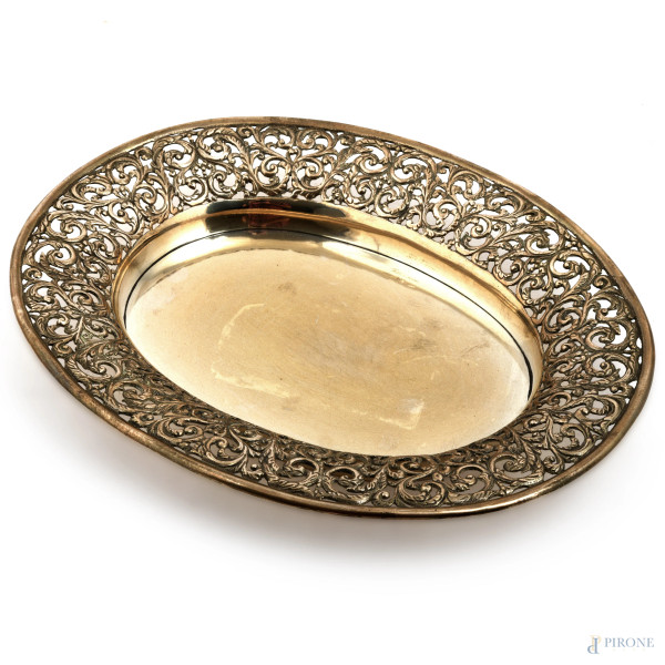 Cantrotavola con bordo traforato in argento 800/000 battuto a mano, cm 4x31x25, peso gr 880