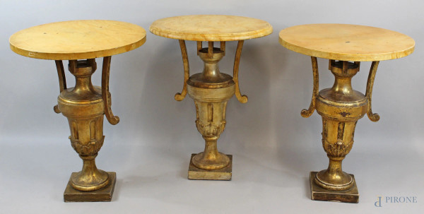 Tre tavolinetti tondi in legno dorato e laccato, XIX secolo, poggianti su basi a balaustro con particolari intagliati, piani di epoca diversa, cm h 74,5, diam. cm 56,5, (piccoli difetti).