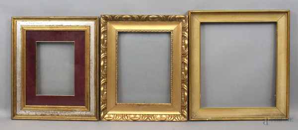 Lotto di tre cornici in legno intagliato e dorato, misure max ingombro cm 58,5x53, luce cm 48x43