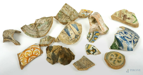 Lotto di vari antichi frammenti in ceramica e maiolica policroma di piccole dimensioni.