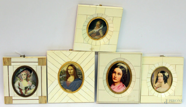 Lotto di cinque miniature a soggetti di donne di cui due stampe  entro cornici in avorio