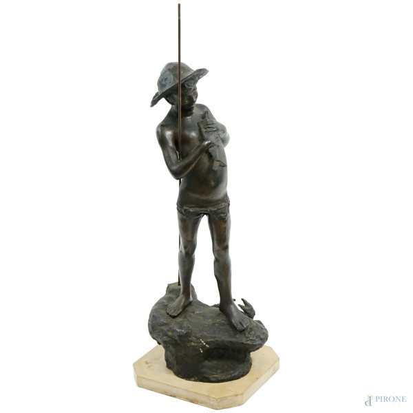 Pescatorello, scultura in bronzo, base in pietra, a firma Varlese, altezza cm 84,5