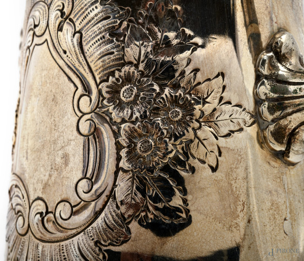 Caffettiera in argento inglese finemente cesellato e decorato, altezza cm 29, peso gr 1400