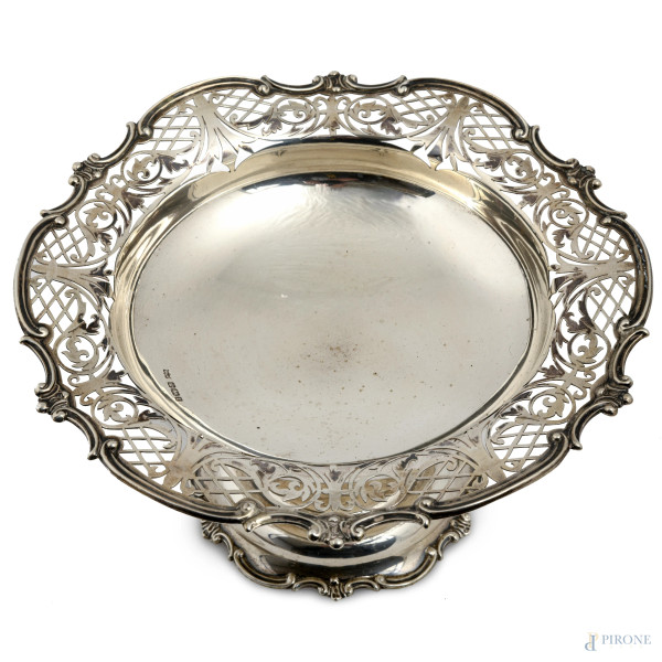 Lotto composto da un centrino sagomato, un'alzata e una paletta da dolce in argento, misure massi...