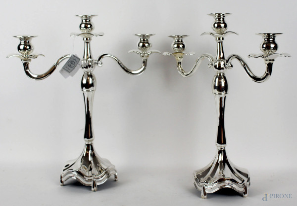 Coppia di candelabri in metallo argentato a tre luci, fusto a balaustro, altezza cm 41, XX secolo
