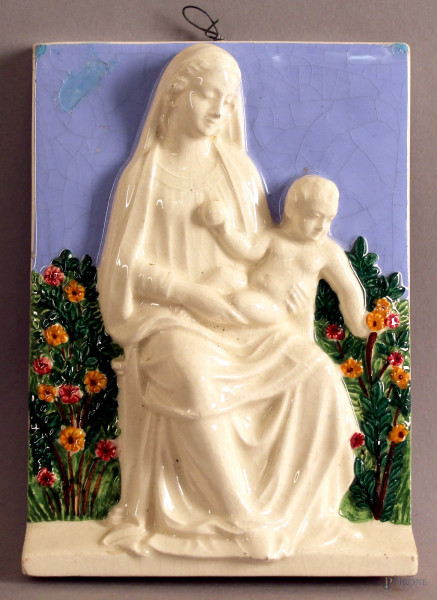 Madonna con Bambino, placca in ceramica smaltata, altezza 18,5 cm, firmata Fantechi.