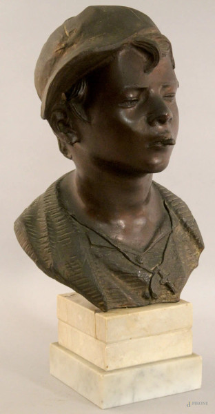 Busto di scugnizzo con sigaretta, scultura in bronzo, poggiante su base in bronzo, h. 34 cm.