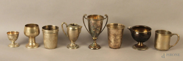 Lotto composto da otto oggetti in argento, gr.550.