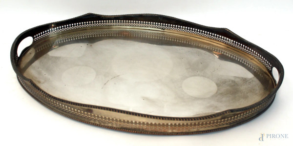Vassoio di linea ovale in metallo argentato con bordo a ringhiera, cm 61 x 41.