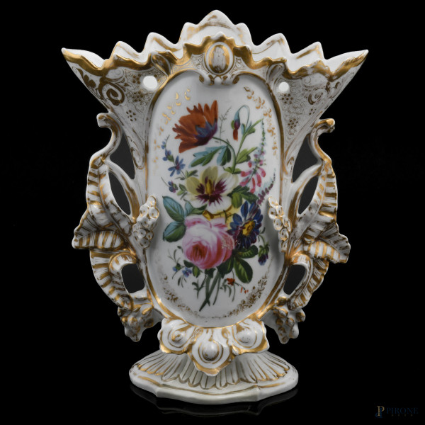 Vaso Luigi Filippo in porcellana bianca e oro decorata a motivi floreali, XIX secolo, altezza cm 28,5, (segni di usura, perdita di doratura)