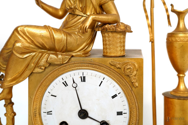 Orologio da mensola in bronzo dorato, stile Impero, fine del XIX secolo. Quadrante a smalto bianc...