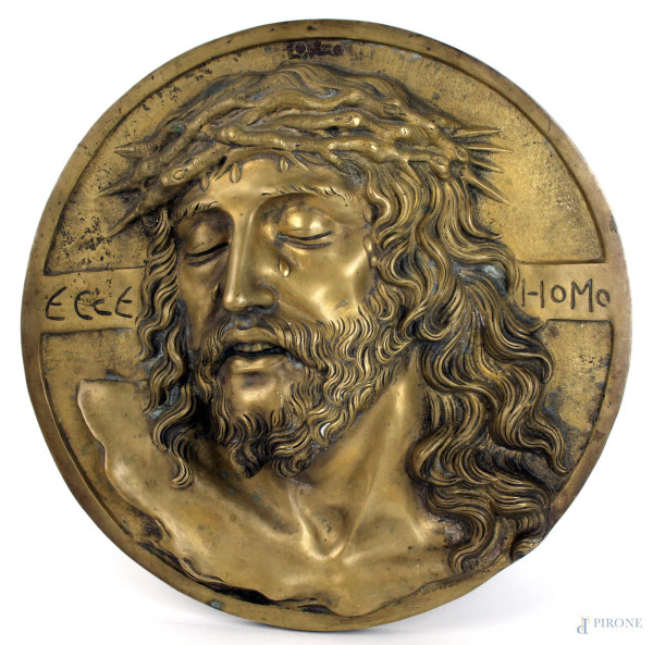 Hecce homo, medaglione in bronzo ad altorilievo, diametro cm. 33, XX secolo.