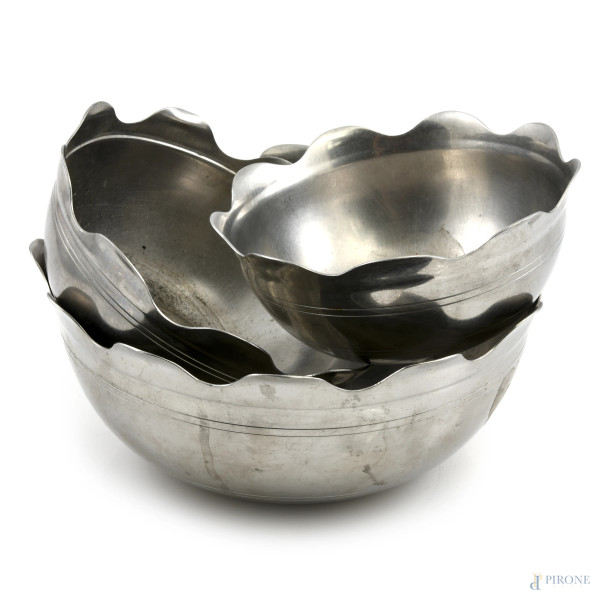 Lotto di tre insalatiere Gio Ponti x Arthur Krupp in metallo argentato, misure massime cm 10,5x25, (segni di usura, graffi, difetti)