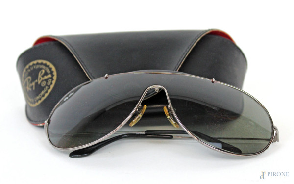 Ray-Ban, occhiali da sole da uomo a lente scura, n. di serie RB3184, entro custodia  originale.