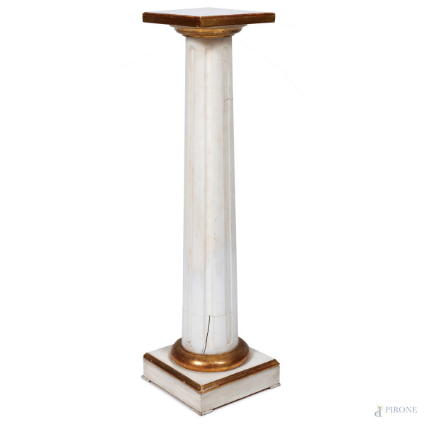 Colonnina in legno laccato e dorato, XX secolo, altezza cm 91,5, (segni di usura, scalfiture, fessurazioni, rotture, difetti)