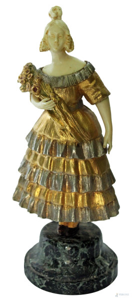 Fanciulla con mazzo di fiori in avorio e bronzo su base in marmo, inizi XX° sec., h. 24 cm