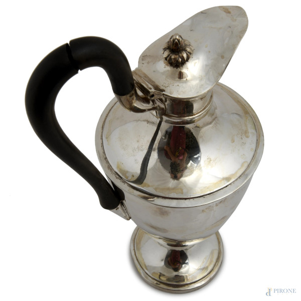 Versatoio in argento con presa in legno laccato, peso lordo gr 690, altezza cm 30,5, (difetti e r...