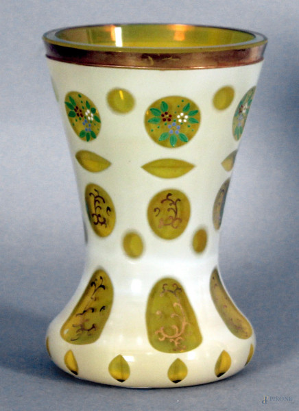 Vasetto in cristallo di Boemia, color giallo, altezza 12,5 cm.