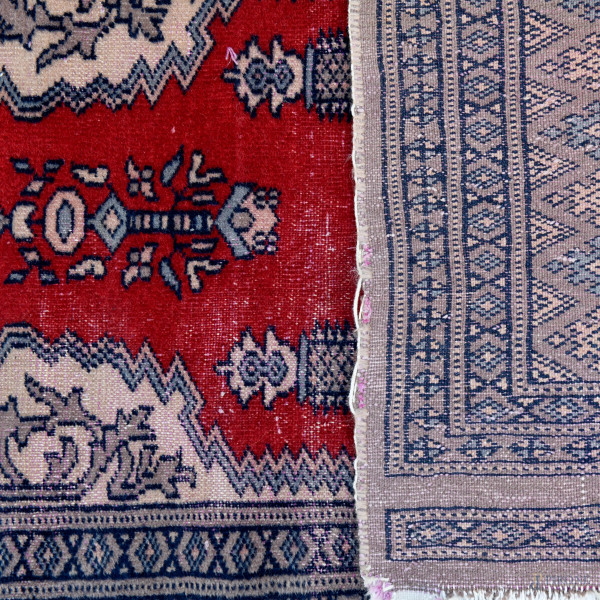 Lotto di 4 tappeti, misure massime cm 161,5x105, (difetti e lacerazioni)