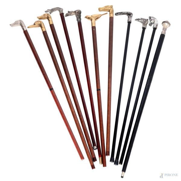 Lotto di 11 bastoni da passeggio in vari materiali, XX secolo, (segni di usura)