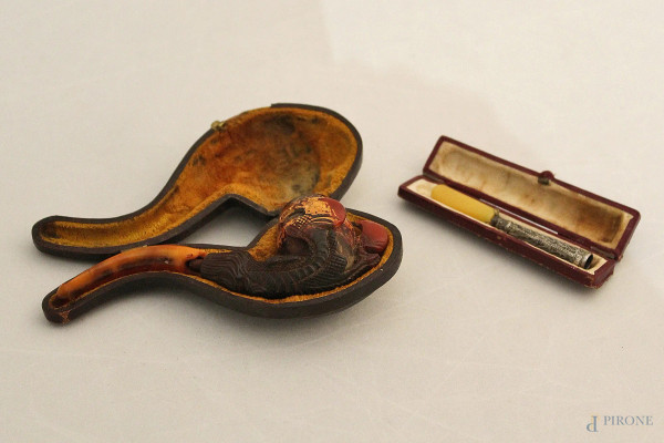 Lotto di una pipa in spuma ed un bocchino in ambra e argento, XIX sec, (difetti).