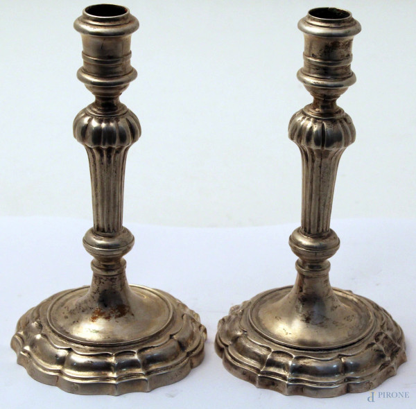 Coppia di candelieri in argento lavorato, Bolli, Venezia, XVIII sec., H 19 cm, gr 720.